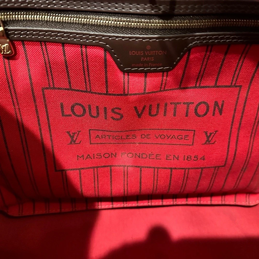 Louis Vuitton - Picture 2 of 3